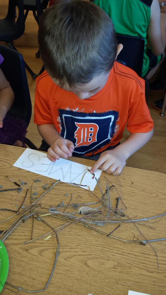 AlainaStandring's tweet image. Students used sticks, leaves, stones, petals &amp;amp; pine needles to create these beautiful #naturenames. #outdoorlearning