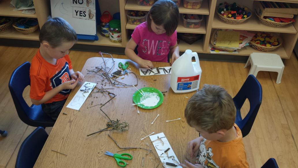 AlainaStandring's tweet image. Students used sticks, leaves, stones, petals &amp;amp; pine needles to create these beautiful #naturenames. #outdoorlearning