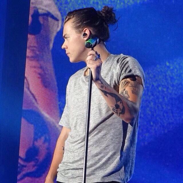 Harry_Our_World's tweet photo. Bun...so sexy๐
#ChoiceMaleHottie Harry Styles
#ChoiceSmile Harry Styles
#1DForMMVA http://t.co/FQBmWBUXM4