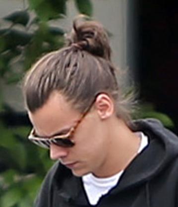 Harry_Our_World's tweet photo. Bun...so sexy๐
#ChoiceMaleHottie Harry Styles
#ChoiceSmile Harry Styles
#1DForMMVA http://t.co/FQBmWBUXM4