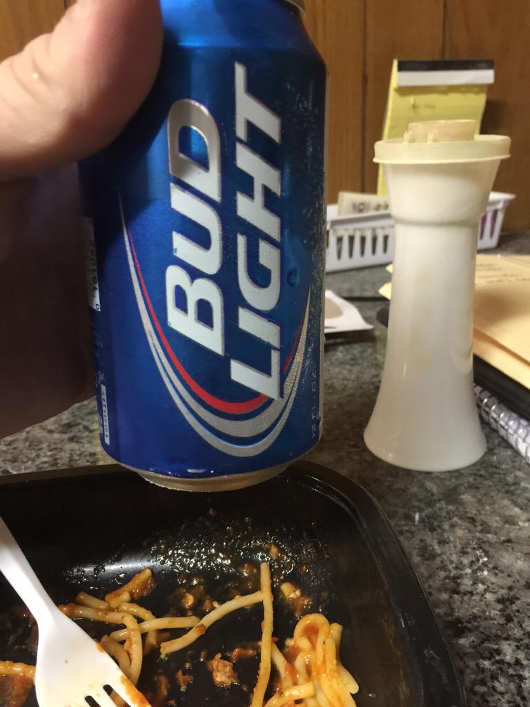 JonathanGGrego1's tweet photo. @fallinOnMyLaces a microwave dinner and a beer mite only be a bud light but it works http://t.co/DjmjIAtRs5