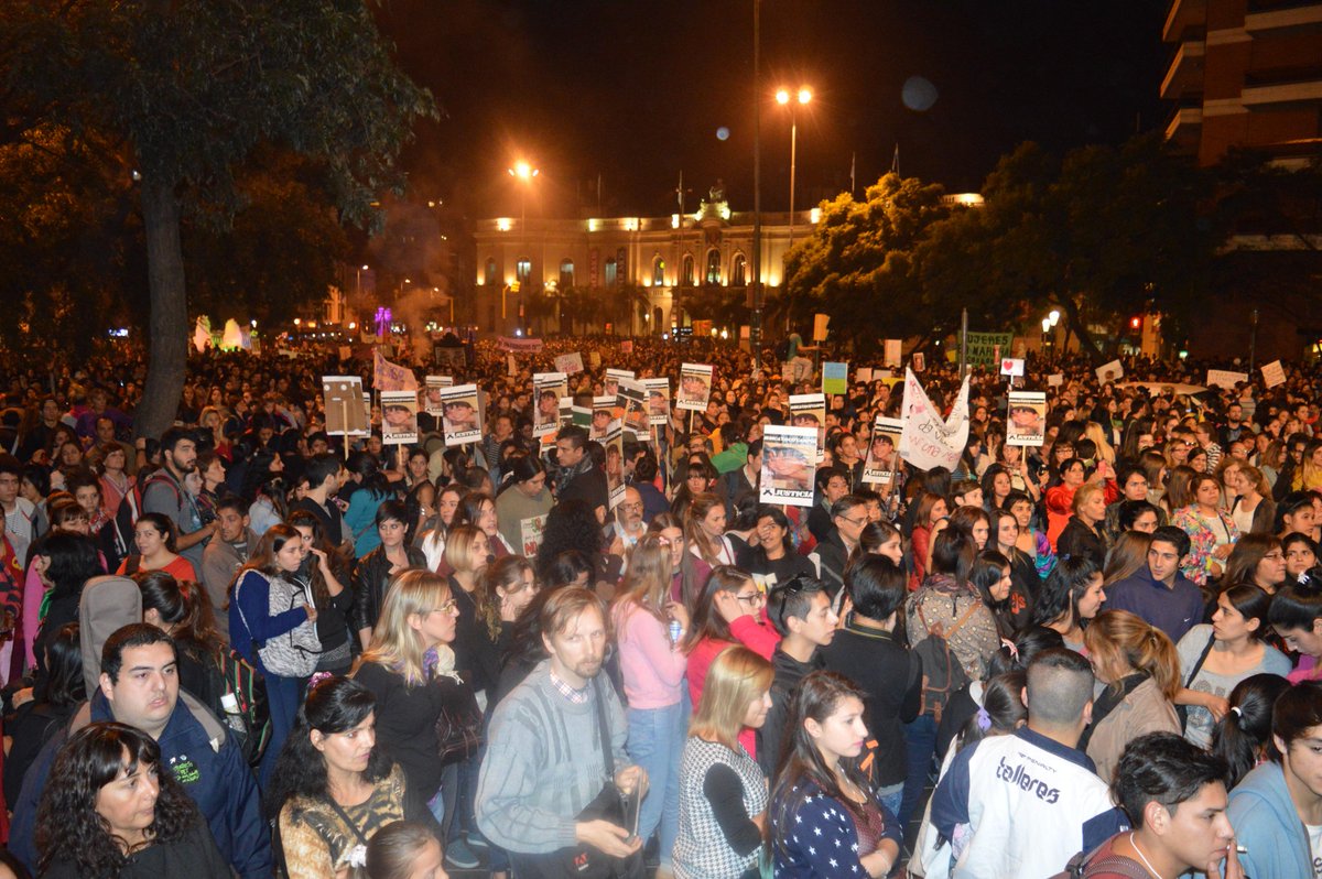 ElDoce's tweet photo. Córdoba dijo #NiUnaMenos. Más de 30 mil personas marcharon por la ciudad. Vía @LuchoCasalla http://t.co/Kb7Smwk067