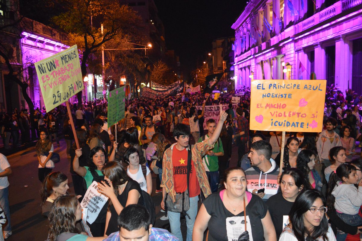 ElDoce's tweet photo. Córdoba dijo #NiUnaMenos. Más de 30 mil personas marcharon por la ciudad. Vía @LuchoCasalla http://t.co/Kb7Smwk067
