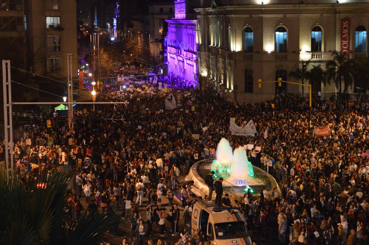 ElDoce's tweet photo. Córdoba dijo #NiUnaMenos. Más de 30 mil personas marcharon por la ciudad. Vía @LuchoCasalla http://t.co/Kb7Smwk067