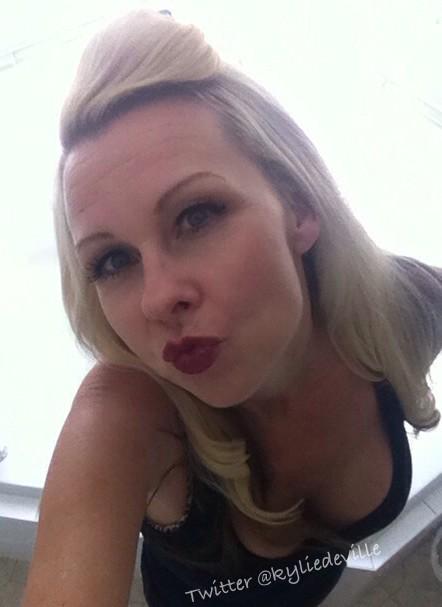 since I'm already done up here's a #twitterKiss for y'all #kiss #smooch #selfie #smoochselfie #lipstick