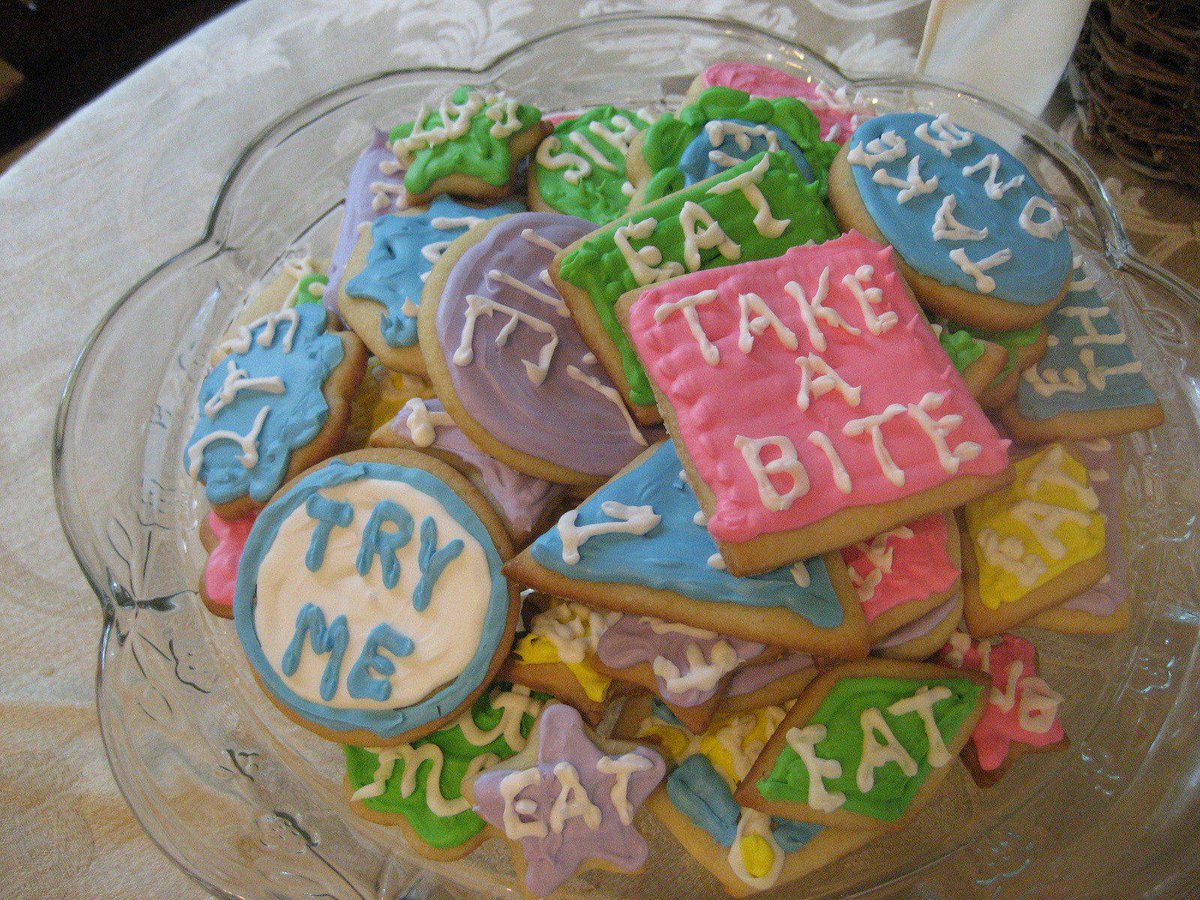 KFerrigan's tweet photo. Alice in Wonderland inspired cookies #DisneySummerContest http://t.co/Vhl24gFYuW