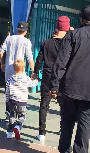 drewtoga's tweet photo. como lo lleva de la manito son unos nenes chiquitos #JustinForMMVA http://t.co/tIUjGdfOdO