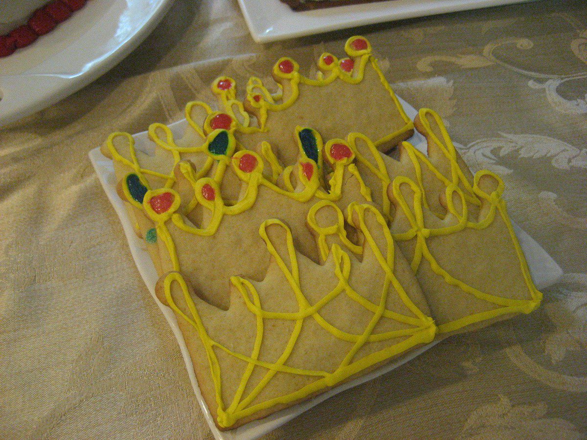 KFerrigan's tweet photo. Crown cookies inspired by Disney Princesses, Kings &amp; Queens for a royal birthday #DisneySummerContest http://t.co/8ALBgsOUxk