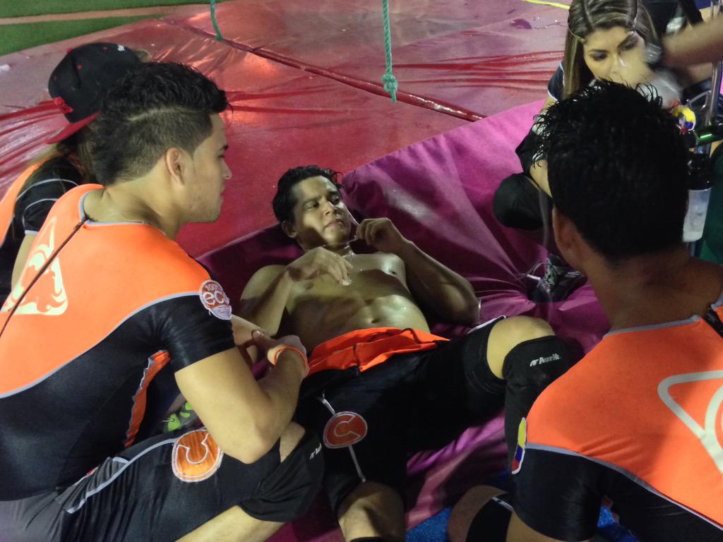 RTS_CombateEc's tweet photo. .@pepetola es atendido tras el intenso circuito. #CombatePolloVSPepe http://t.co/vkhu1MroLe