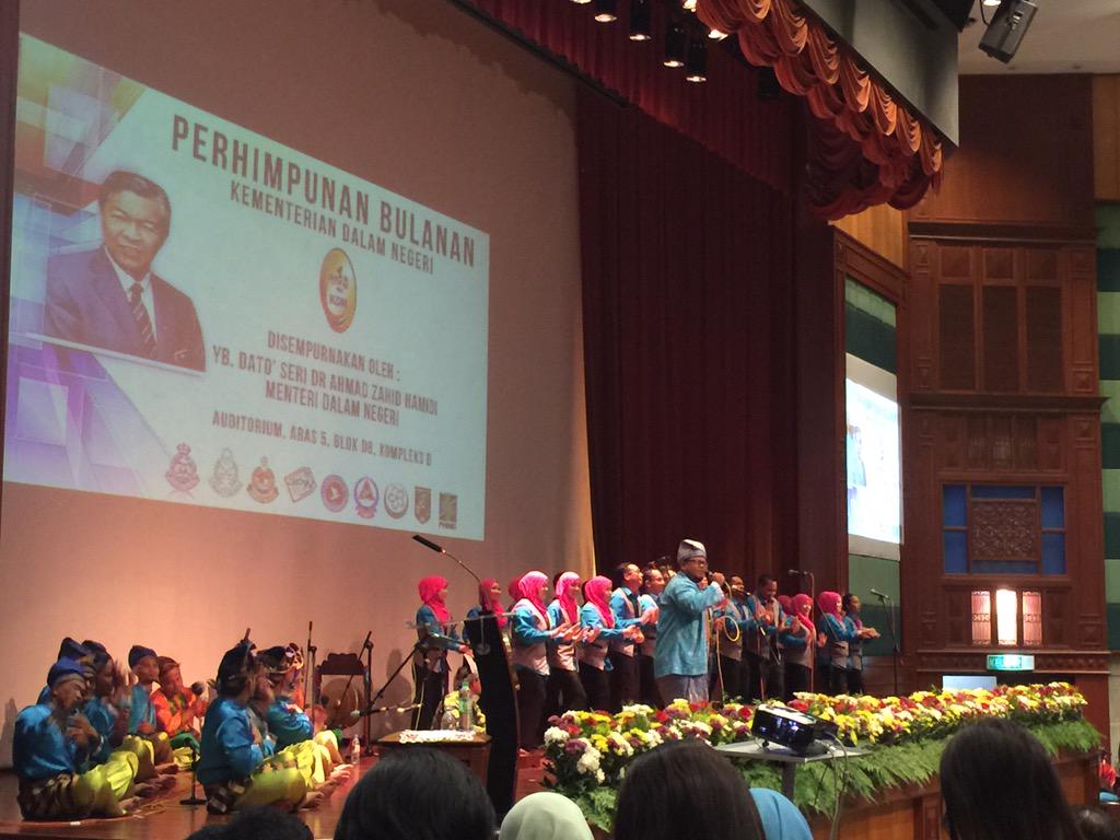 Persembahan koir &amp; dikir barat dr @jpnm_official sbg pembukaan Perhimpunan Bulanan KDN Jun 2015..menarik sangat 👍🏻👍🏻