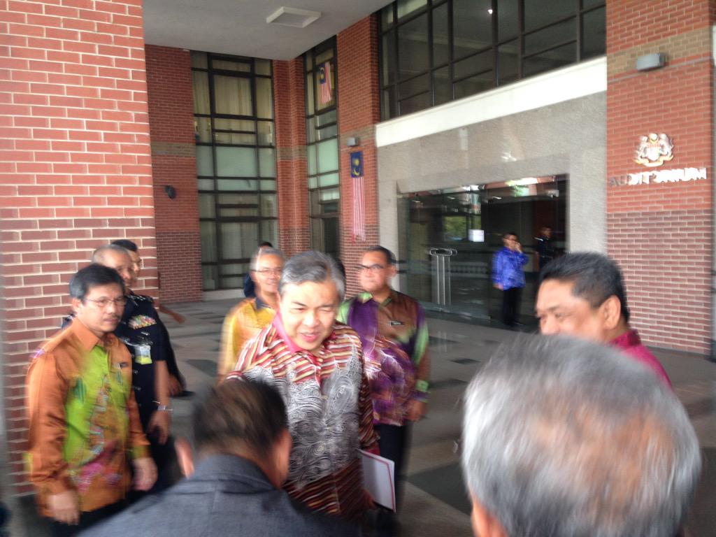 Ketibaan YB Dato' Seri Dr <a href="/Zahid_Hamidi/">Zahid Hamidi</a> ke #PerhimpunanBulananKDN di <a href="/KDNPUTRAJAYA/">KDN🇲🇾</a> . <a href="/DrWan_Junaidi/">Dr Wan Junaidi TJ</a> <a href="/KP_JIM/">KP JIM</a>