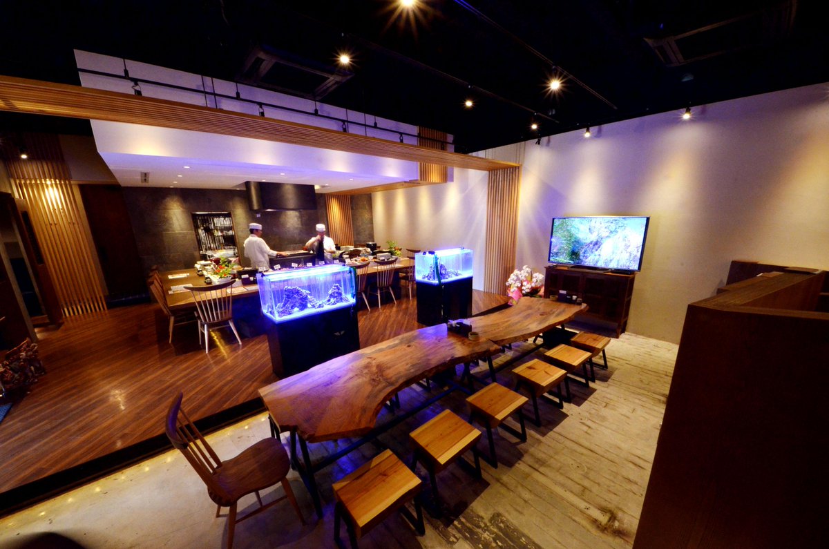 炉端居酒屋 ぱぱらぎ 店内紹介 店内はカウンター テーブル 半個室で落ち着いた雰囲気 少人数のお客様でも ゆったり気兼ねなくご利用できます もちろん団体様も大歓迎 貸切 各種ご宴会も承ります 沖縄 那覇 おもろまち 居酒屋 グルメ