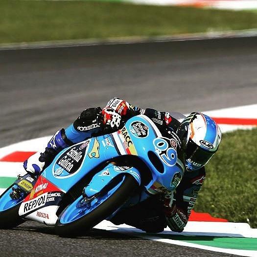 Jorge_Navarro9's tweet photo. Me encanta esta foto! #GPItalia #Mugello ✊👊 http://t.co/py1vAC0Cuw