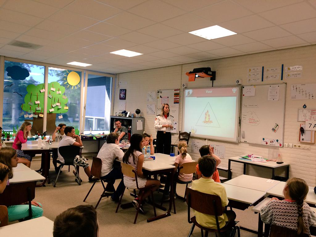 Groep 7 op het puntje van de stoel bij gastles Braaand door <a href="/BrandweerMWB/">Brandweer MWB</a> @berkeloo.