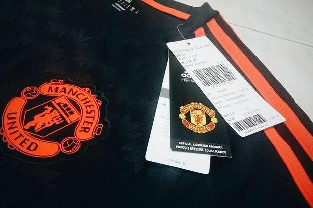 LEAKED:

#MUFC kit for 2015-2016!

Check it out here, <a href="/ManUtd/">Manchester United</a> fans! 👉👉👉 bit.ly/United_Kit