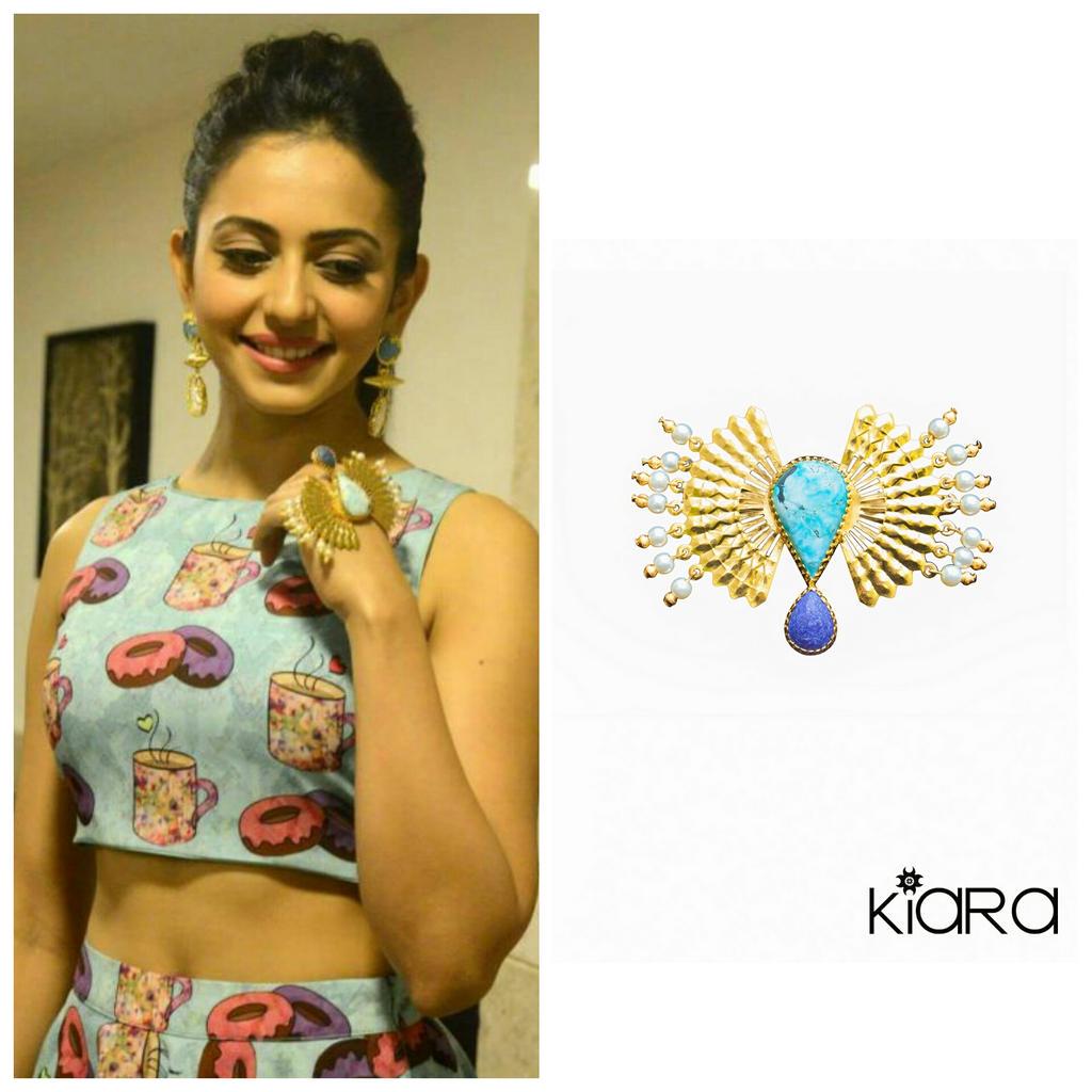 KiaraJewelry's tweet photo. @Rakulpreet in @KiaraJewelry palmcuff for #pandagachesko sucess meet ! #kiarajewelry #palmcuff #lapiz #turquoise http://t.co/53awVspMiJ