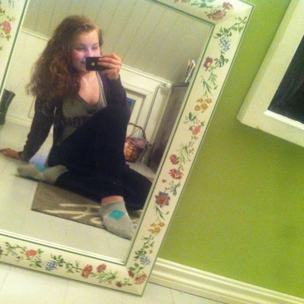 TeddyBearMagcon's tweet photo. #SelfiesForNash WEERA FROM FINLAND🙈💕 Finland lysm @Nashgrier ❤️ http://t.co/jqXr5WkSaj
