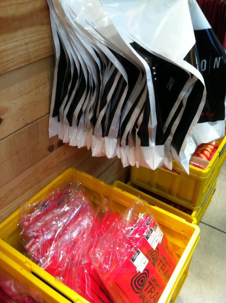 evasionrunning's tweet photo. El #staffevasion #VLC #MercadoColón listo para entrega dorsales #TrailQuesa @TrailValencia Faltas tú!! Dsd 10.30h http://t.co/6Y7yJk8g5J