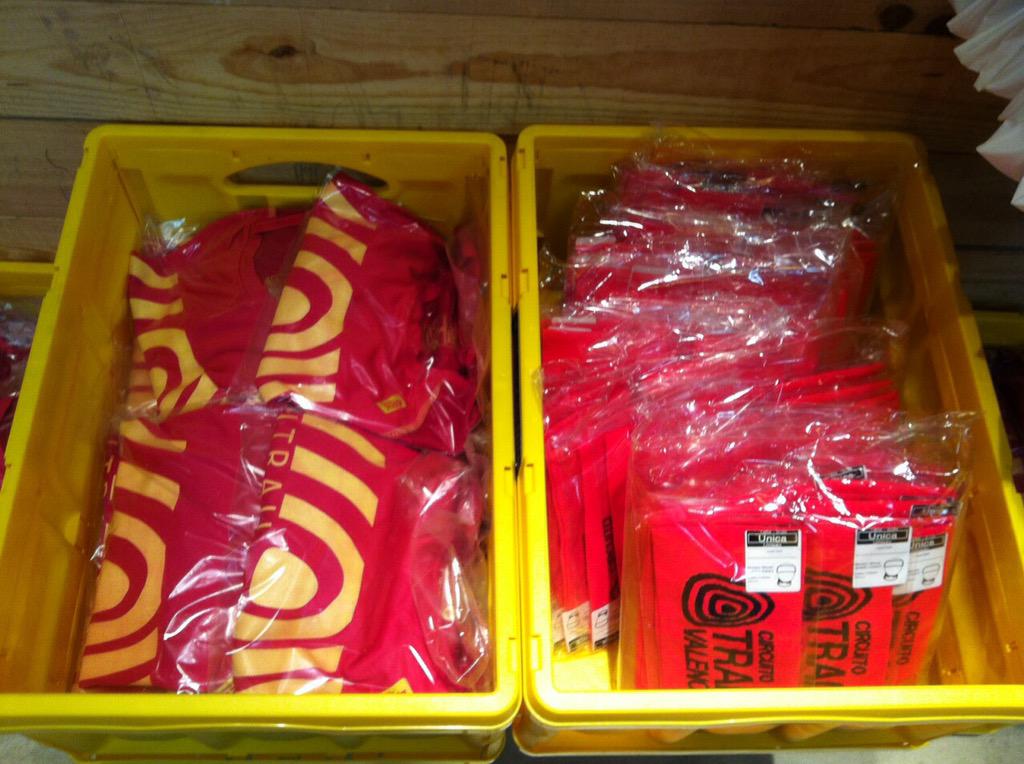 evasionrunning's tweet photo. El #staffevasion #VLC #MercadoColón listo para entrega dorsales #TrailQuesa @TrailValencia Faltas tú!! Dsd 10.30h http://t.co/6Y7yJk8g5J