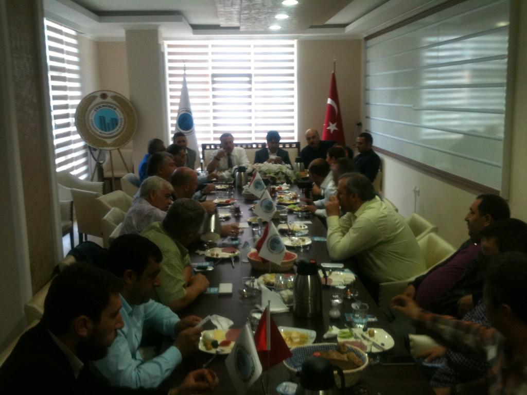 CEKMUDER's tweet photo. Ak Parti Vekil Adayı Hasan Sert ve Ak Parti Çekmeköy İlçe Başkanı Salih Kırıcı Bey'i ağırlıyoruz..
@yasarkildan http://t.co/y8nRg6HhdV