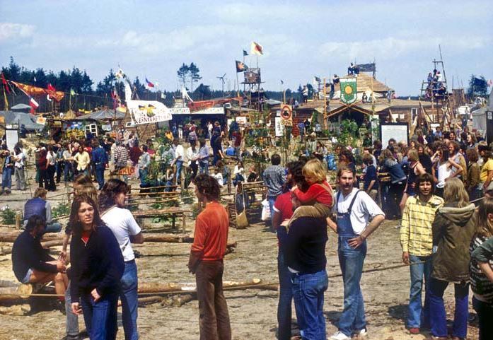 RadicalPast's tweet photo. 4.6.80: Die Regierung lässt mit doppelt so vielen Beamten die 2000 Besetzer der "Republik Freies Wendland" räumen. http://t.co/pRlKgm44hx