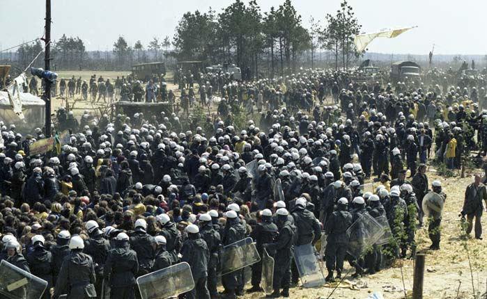 RadicalPast's tweet photo. 4.6.80: Die Regierung lässt mit doppelt so vielen Beamten die 2000 Besetzer der "Republik Freies Wendland" räumen. http://t.co/pRlKgm44hx