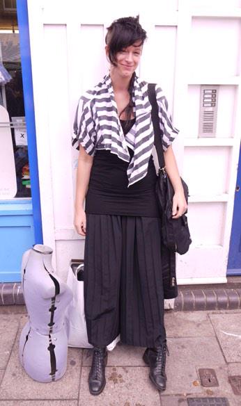 NicelyTurnedOut's tweet photo. Street style #ThrowbackThursday; Anna's upside down shirt &amp; culottes 5 yrs ago, London Fields http://t.co/7th67ArT16 http://t.co/pfyi8q1WNz