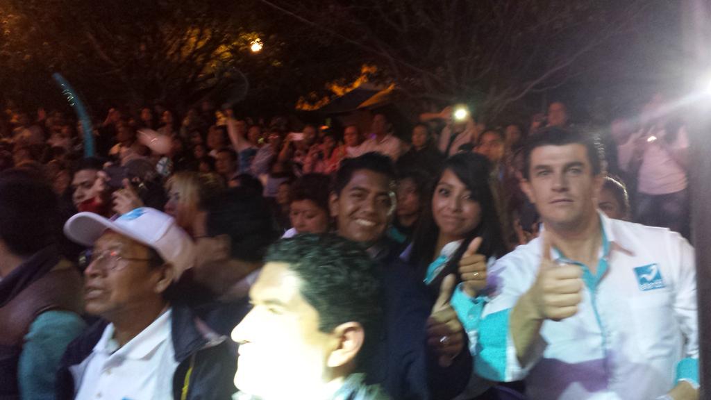 Goyogomezp's tweet photo. Con mi gente del Distrito 11 que está presente en el #CierreTurquesa #Puebla ¡Ya Ganamos! http://t.co/cbTVsDAXK9