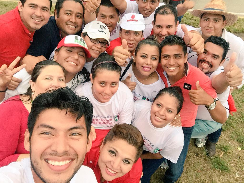 Katiornelas's tweet photo. ¡Juntos podemos lograr grandes cosas, muchas gracias equipo! ¡Gracias por todo su apoyo! #Selfie #JuntosSiPodemos http://t.co/wmcZlCbojx