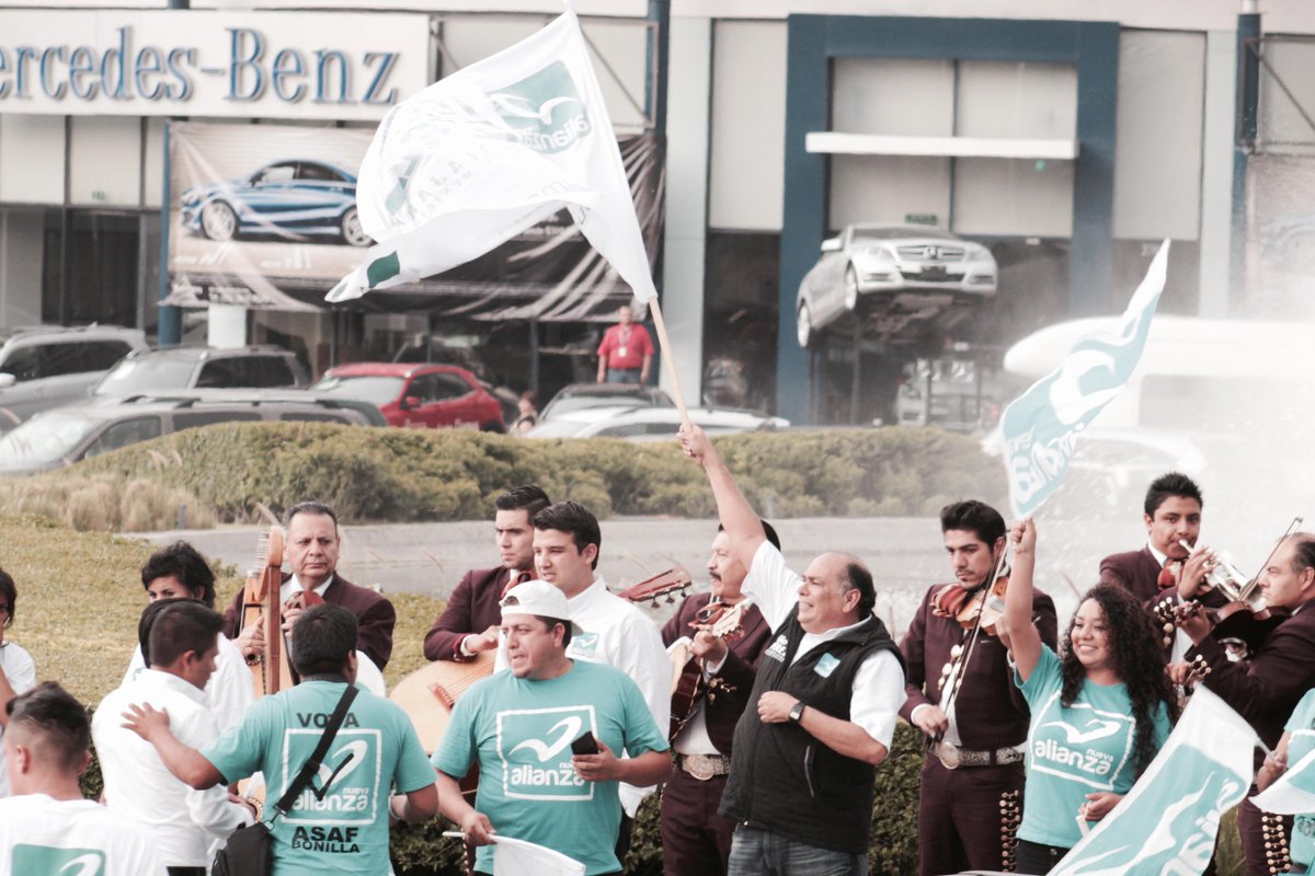 AntonioPerezJAL's tweet photo. ¡Hoy llenamos de turquesa a Guadalajara con mucha alegría! #TodosSomosPérez http://t.co/8UhaDEpYxu