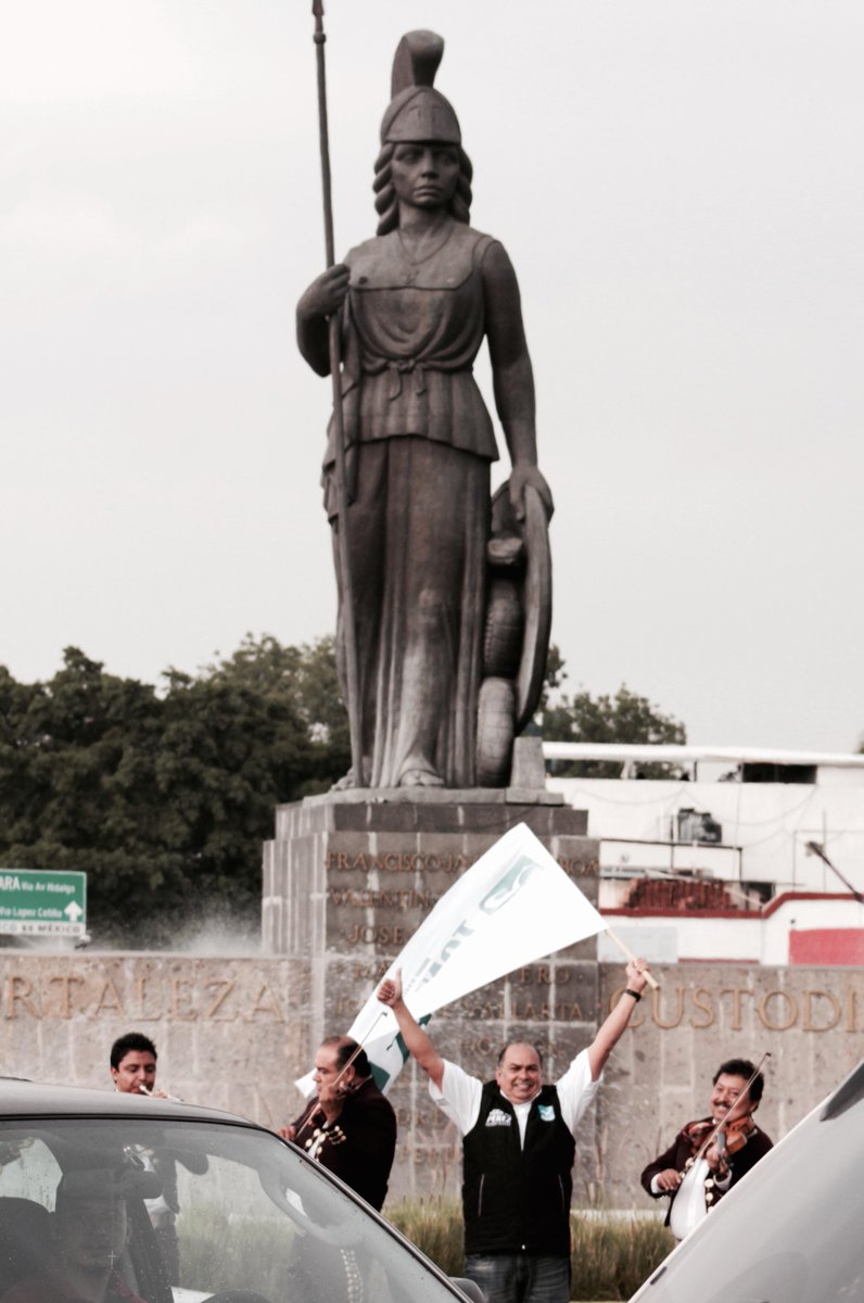 AntonioPerezJAL's tweet photo. ¡Hoy llenamos de turquesa a Guadalajara con mucha alegría! #TodosSomosPérez http://t.co/8UhaDEpYxu