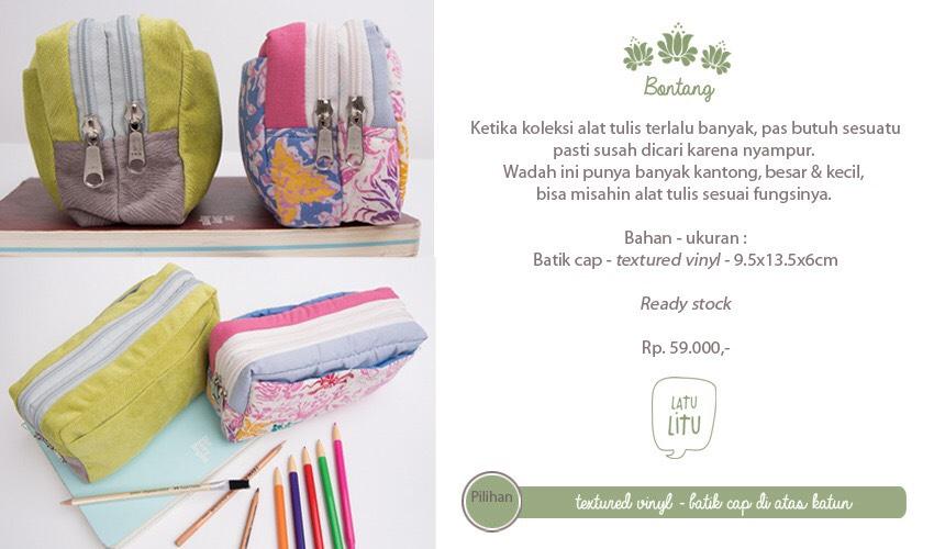 Selain bermanfaat, pouch ini sangat menarik dengan dua pilihan, ada textured viryl dan ada batik cap di atas katun.