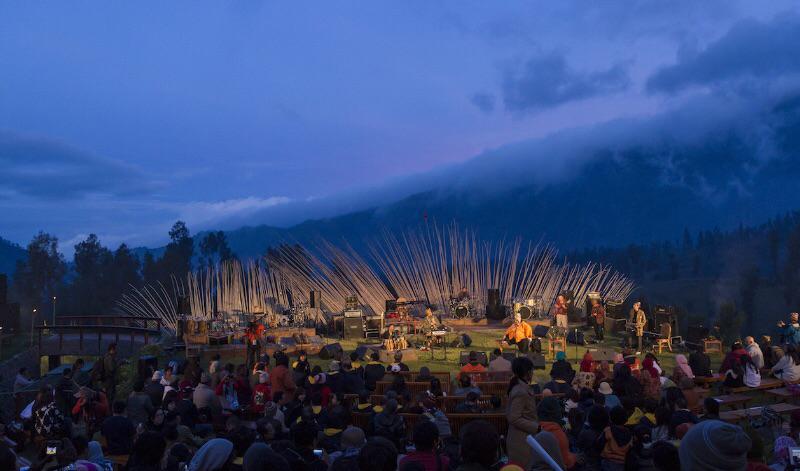 playradio_ID's tweet photo. Digelar di panggung terbuka Java Banana Bromo Lodge dgn latar keindahan pegunungan Bromo Tengger Semeru #JAZZGUNUNG http://t.co/b0OAeYYU9s