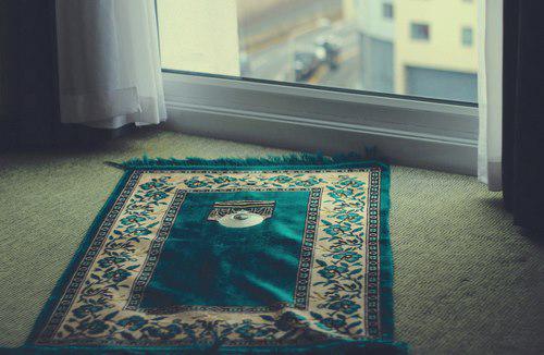 السجاده التي نفترشها للقاء الله وطن لا يخذل ساكنيه ابداً