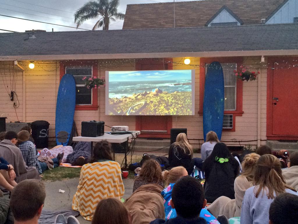 SantaCruz_SP's tweet photo. Say hello to our brand new, handmade movie screen! http://t.co/Pmdutnw6m6