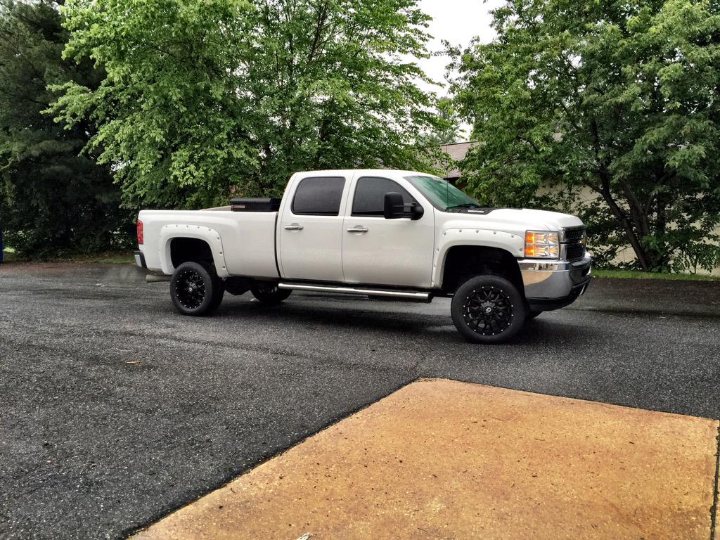 HawksNestMSprts's tweet photo. 2012 Silverado 2500 got fitted with some 20" Dropstar wheels wrapped in #Nitto 420s. front windows tinted 20% http://t.co/5yB5GtFq7c