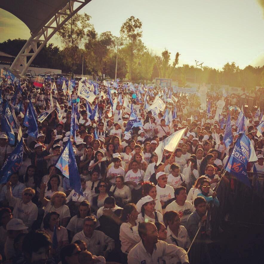 LibiaDennise's tweet photo. Esta es mi gente de León, la que lucha por sus ideales, se levanta y cambia el rumbo 7 de junio #VotaPAN #YoConLibia http://t.co/TX5cLgUwXL