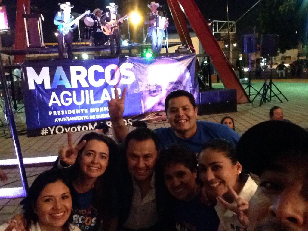 Nattnava's tweet photo. Son los mejores @karlosaayala @CarDelRo11 @VPerladi @LaHesmuda  aquí con los tigres del norte #Ajayy http://t.co/FASBJ48MME