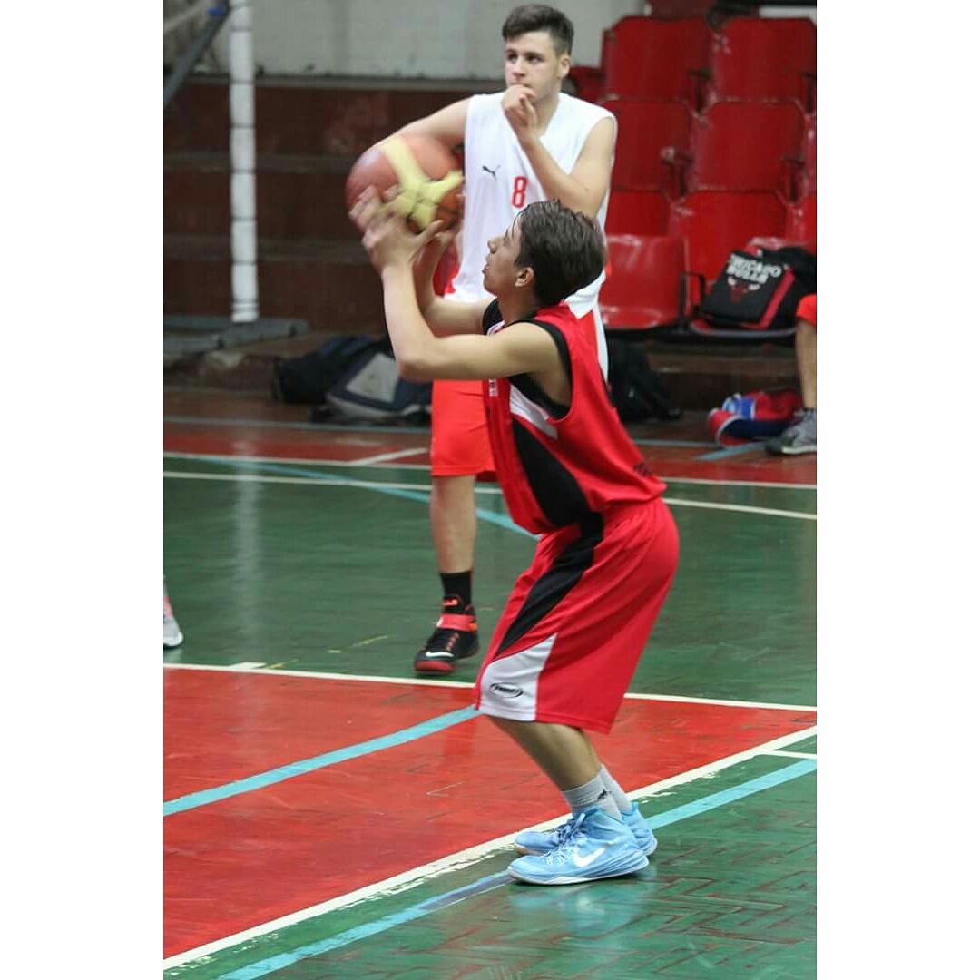 Alanpeyss's tweet photo. #Cooperarios vs #Independiente #Yo #Basquet #9 #Libres http://t.co/sakcUNOR2u