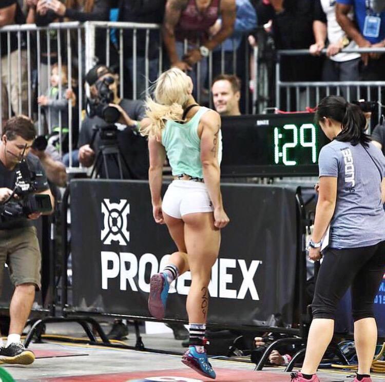 chalkdirty's tweet photo. not too late to a #wcw ! @brookeence 😍✨
#whiteshorts #crossfit #bootyIsStrength http://t.co/j9muMTEKke