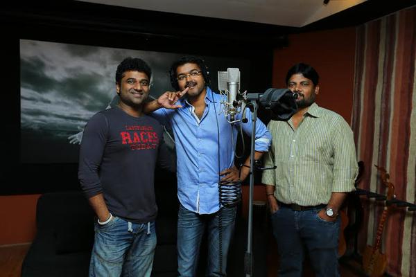 KollyBuzz's tweet photo. .@actorvijay sings for #Puli 
music by @ThisIsDSP http://t.co/RMULZvgqT0
