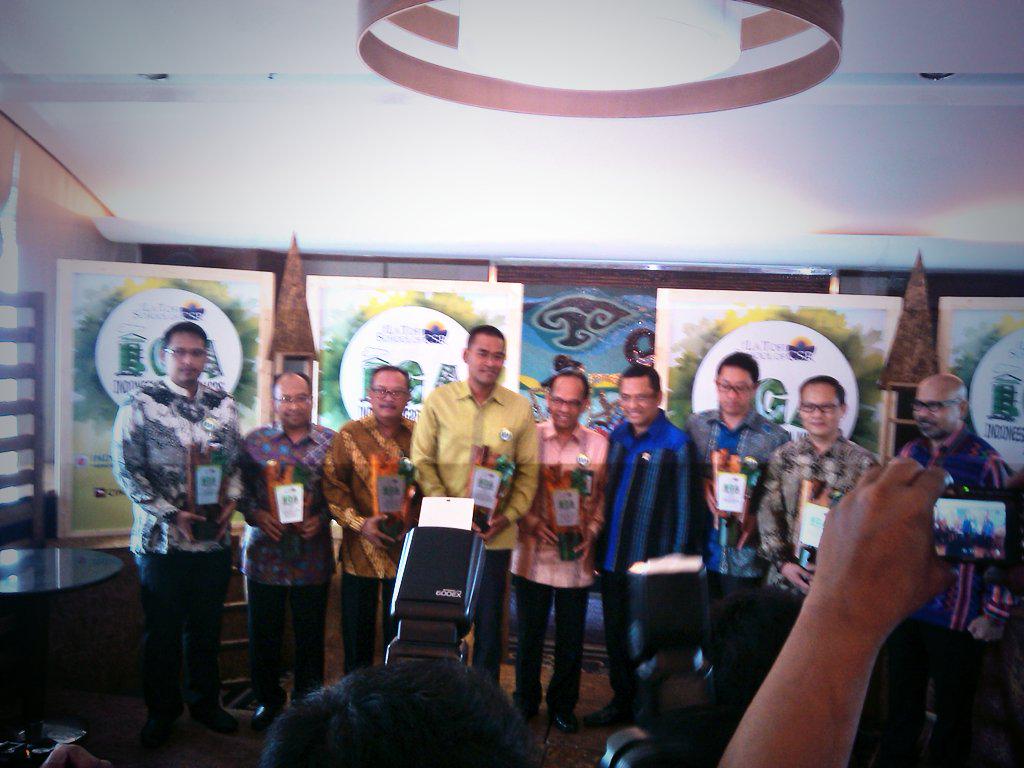 csrjabar's tweet photo. Selamat kepada penerima Penghargaan Indonesia Green Awards 2015 dari The La Tofi School Of CSR @LaTofi http://t.co/NHbfNdsfZG