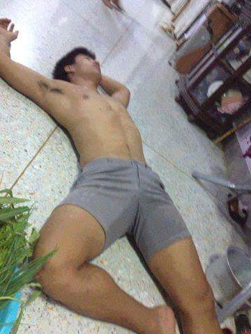 Jakoldotcom's tweet photo. Pag nakita mo tropa mo gantong pwesto tas lasing ano gagawin mo. #SarapNgPinoy #jakol http://t.co/bm38wHzV5C
