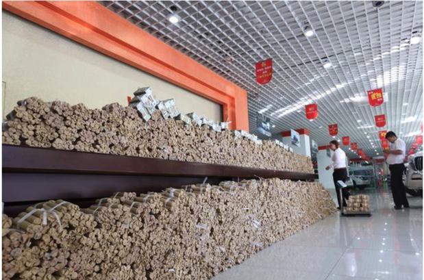 Bloke saves £72 000 in coins to buy a car then drops it off at the dealership (4 tons).