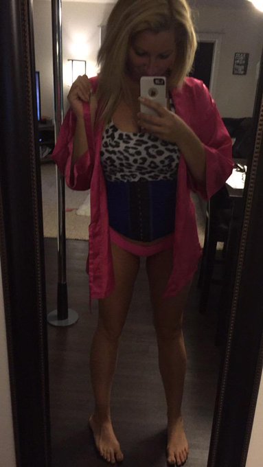 #WaistTraining my way to the perfect Barbie bod. 💜 http://t.co/6it3dUd0vH<a href="/tag/waisttraining"class="tags">#WaistTraining</a>