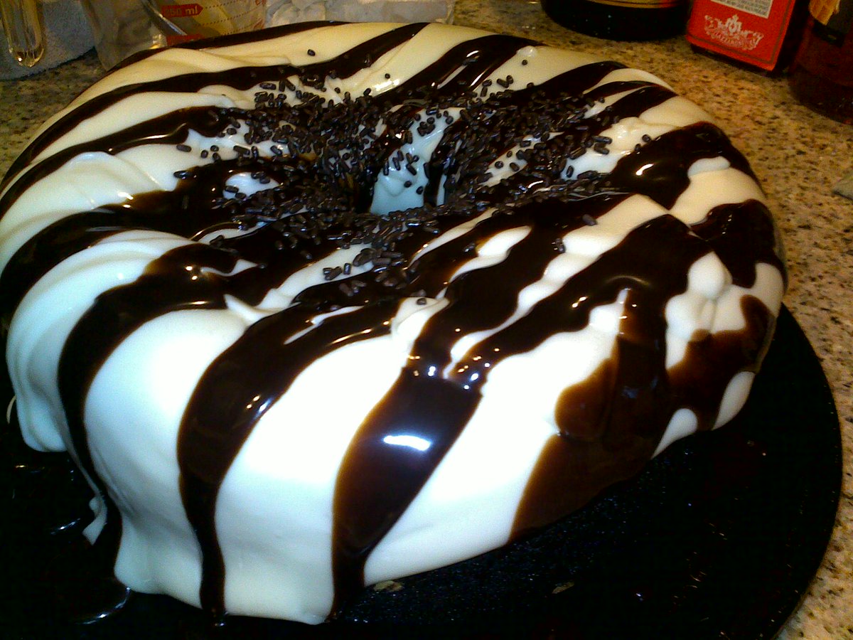 seanall88672114's tweet photo. EBONY & IVORY #cakebuzzla
Chocolate Vodka,Crème De Cacao, Myers’s Rum, Marshmallow Vodka, 99 Whipped, Godiva White http://t.co/fXtkJuydx8