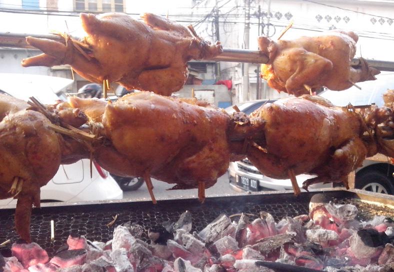 GulingAyam's tweet photo. @InfoKulinerUnik yang ini benar2 unik..khusus buka sabtu minggu : ayam guling lada spesial #kulinerBDG #ayamguling http://t.co/Zivxqkm5nH