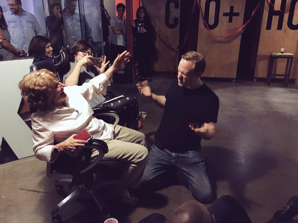 ceigateway's tweet photo. Jarrod of @tallwave performs stirring White Wedding for @hardaway. Was anyone else even there? #dvturns40 @cohootsphx http://t.co/u22wIN2kjc