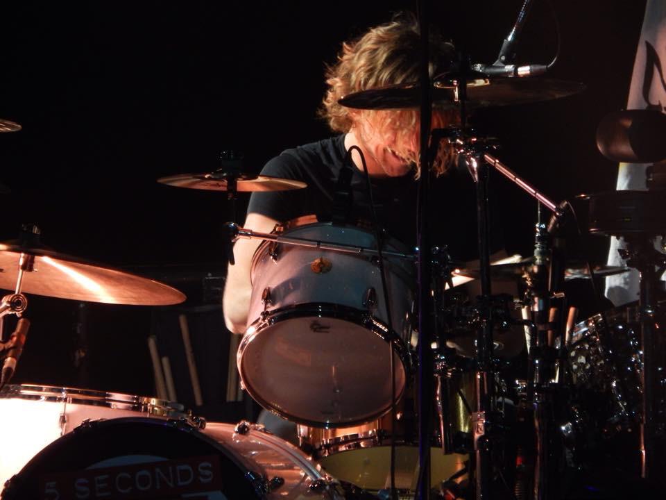 EveMattison's tweet photo. Last Night 👏🏽🌸😍💕@Ashton5SOS http://t.co/flS3LXhJIu