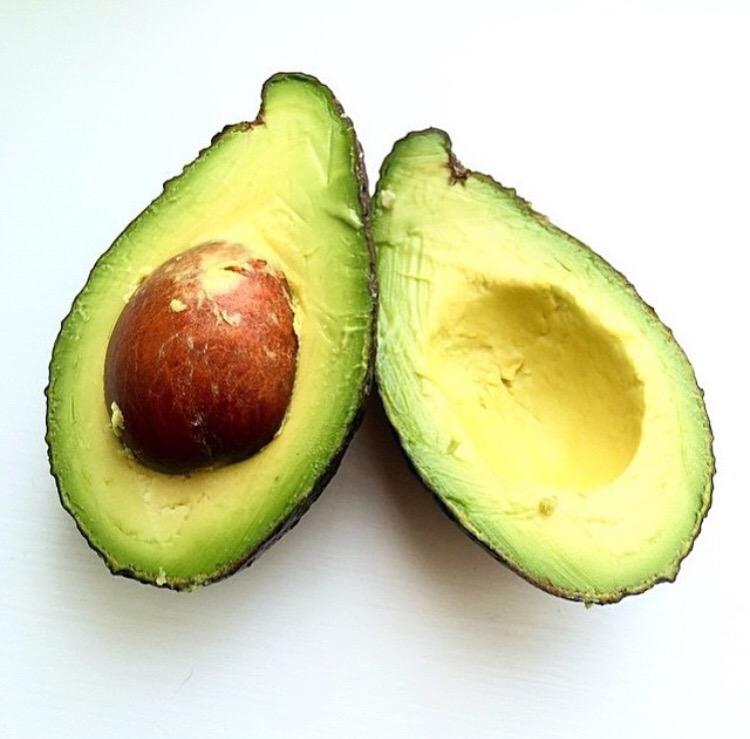 MercadillosBC's tweet photo. No podemos pasar ni un dia sin estos deliciosos aguacates ECO de Nerja. Domingo en @MercadillosBC http://t.co/u7lMZ0VP1q